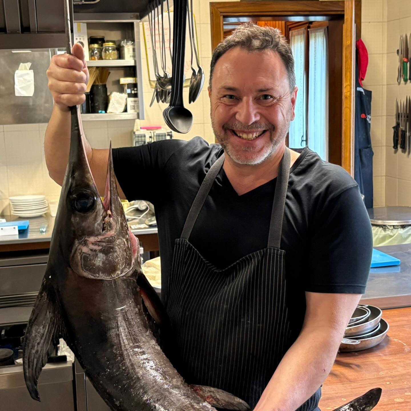Il proprietario con un pesce spada